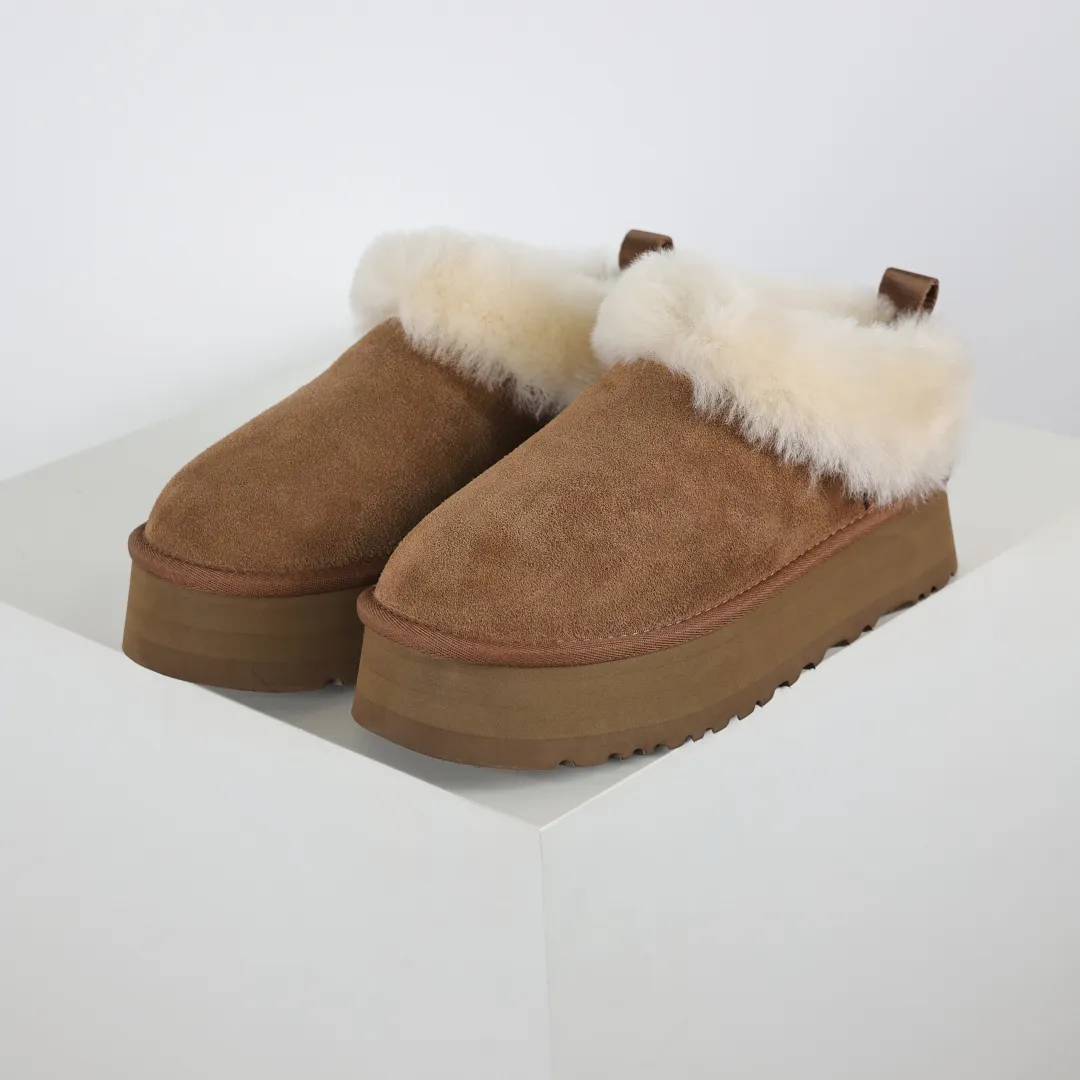 Pick up locally 💰600 Core recommended good price Independently developed original outsole, cashmere insole, keeping warm in winter, suitable for home use. In recent years, uug has launched a style series, which is partially skewed towards the preferences of young consumers, and has also been at the forefront of fashion trends. Shoe body material, water-repellent coated suede upper, 17mm UGGPURE™ implanted wool insole, lightweight non-slip and comfortable rubber outsole, with brand LOGO, complete packaging, size: 35 36 37 38 39 40